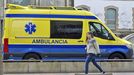 Un coche de Ambulancias Civera, en el exterior del Hospital Provincial de Pontevedra