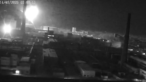 Momento del impacto de un dron contra el sarc�fago de Chern�bil