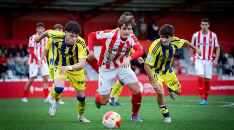 Marcos S�nchez y Sergio Cano, del Oviedo, persiguen a un jugador del Sporting