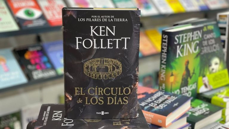 La novela de Ken Follett que te acompaña por las noches: «El círculo de los días» te atrapa tanto que no podrás parar de leer