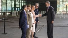 Felipe VI saluda a la delegada del Gobierno en Catalua, Maria Eugnia Gay, a su llegada a la entrega de los Premios Nacionales de Investigacin en Barcelona