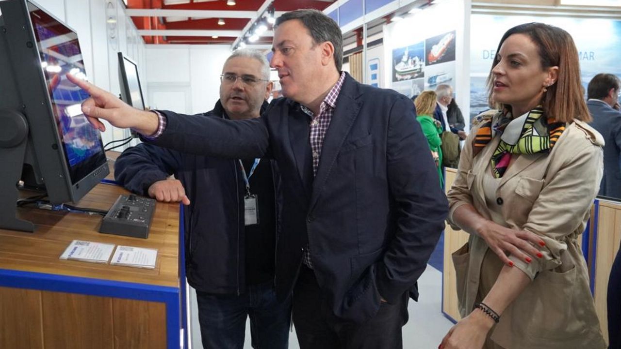 Valentn Gonzlez Formoso, lder del PSdeG, en la feriea Expomar en Burela, con la candidata socialista a la alcalda, Carmela Lpez
