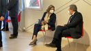 El primer ministro italiano, Mario Draghi, y su esposa, Maria Serenella Cappello, esperan turno para recibir la vacuna de AstraZeneca