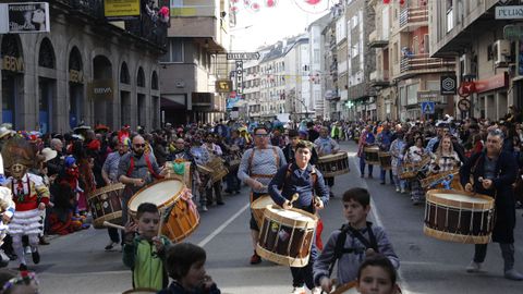 Domingo de entroido en Verín. Desfile con mucha participación y público. La música no faltó.