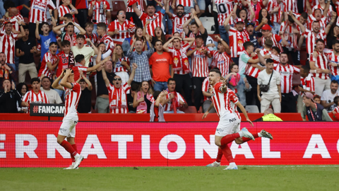 Derbi asturiano entre el Real Sporting de Gijon y el Real Oviedo en El Molin�n