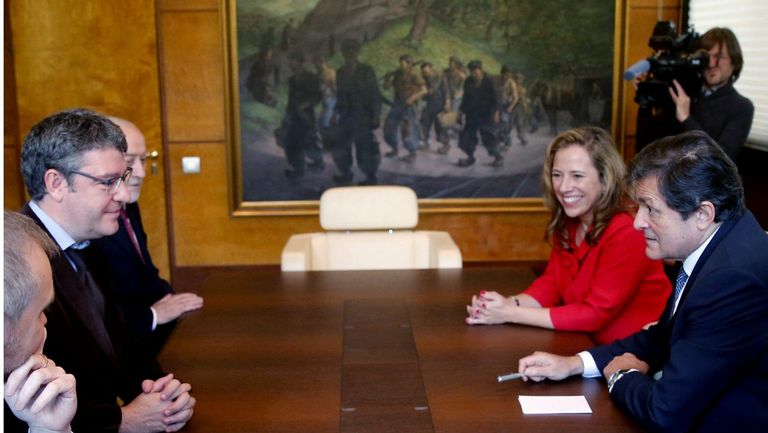 El presidente del Principado de Asturias, Javier Fernández (d), y el ministro de Energía, Turismo y Agenda Digital, Álvaro Nadal (i), durante su reunión antes de la firma de un nuevo convenio marco de colaboración para el impulso económico de las comarcas mineras del carbón