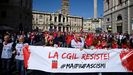 Marcha en Roma contra el ataque al CGIL. Miles de personas mostraron ayer su repulsa al ataque contra la sede del mayor sindicato de Italia, la Confederación General Italiana del Trabajo (CGIL), en el que participaron dirigentes del grupo neofascista Forza Nuova.