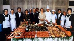 Los trabajadores del restaurante posan con Juan Vazquez Amado, gerente del Rápido (con corbata); lapropietaria, Josefa Perez Amado (a su izquierda), y el jefe de cocina, (con el gorro) José Peón.