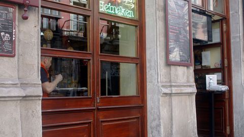 Un hombre toma un caf en el interior de un bar de Gijn