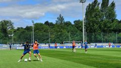Luengo y Reina disputan un baln durante el entrenamiento de esta maana del Real Oviedo