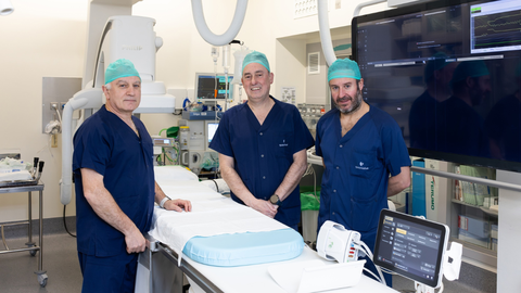 Jos&eacute; Manuel V&aacute;zquez y Pablo Pi&ntilde;&oacute;n, cardi&oacute;logos, junto al anestesista Celso Potel (en el medio de la foto), que tambi&eacute;n particip&oacute; en la intervenci&oacute;n.