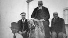 Miguel de Unamuno acompañado por Ramón Castañeyra (con bastón), en Fuerteventura