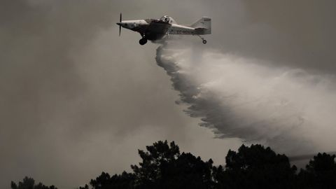 Medios aéreos trabajando sobre uno de los incendios registrados esta semana en Melón 