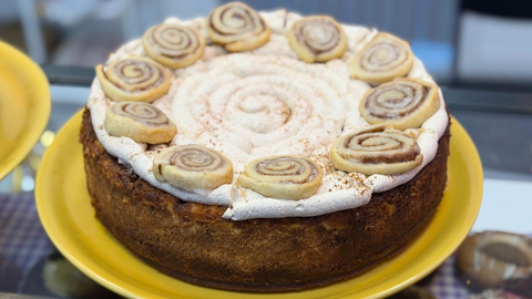 Una tarta de queso con sabor a rollos de canela