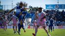 Urri y Juan Cruz disputan un bal�n durante el Sabadell-Oviedo