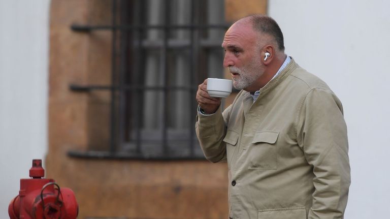 El cocinero José Andrés, al frente de la World Central Kitchen, a su llegada este martes a Oviedo donde el viernes recibirá el Premio Princesa de Asturias de Cooperación Internacional 2021