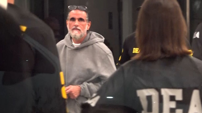 Captura de video del empresario colombiano Alex Saab escoltado por agentes de la DEA a su llegada este s�bado, al aeropuerto de Opa-locka, en el condado de Miami