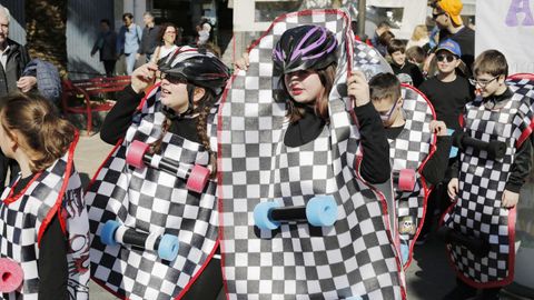 Desfile de entroido del colegio Filomena Dato y del Centro Ocupacional As Burgas por las ras de A Valenz