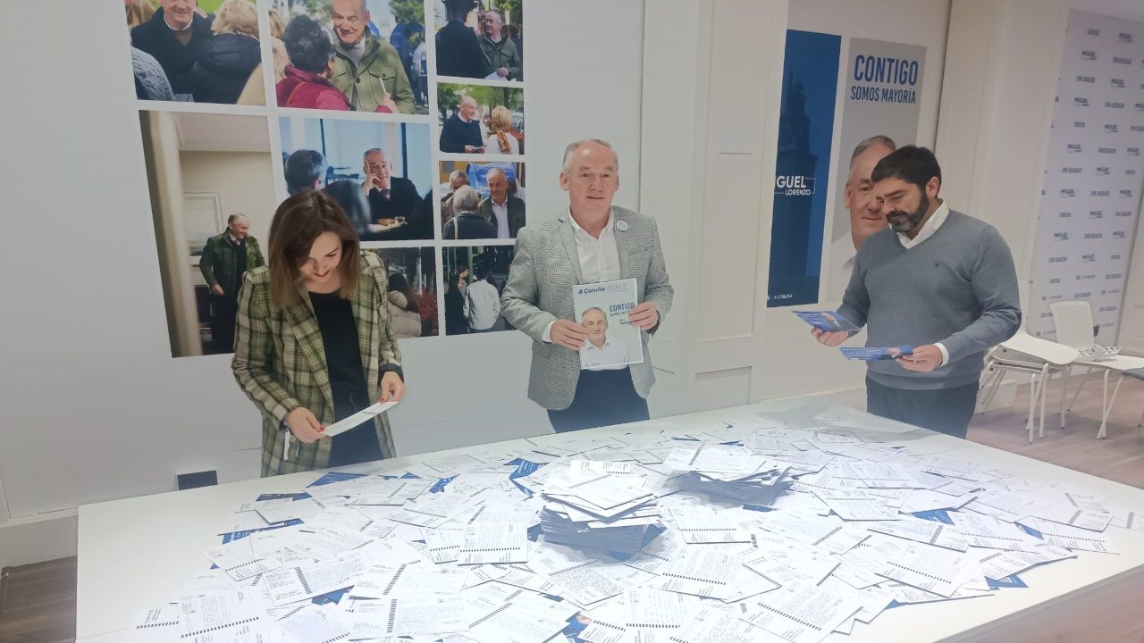 Criz roja imparte cursos formativos del manejo de desfibriladores inatalados por toda la ciudad..Cami�a Sarria tune� una furgoneta