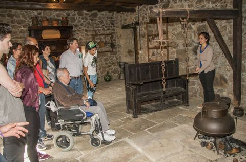 Un grupo de turistas madrileos visitaron ayer el Ecomuseo de Arxeriz.