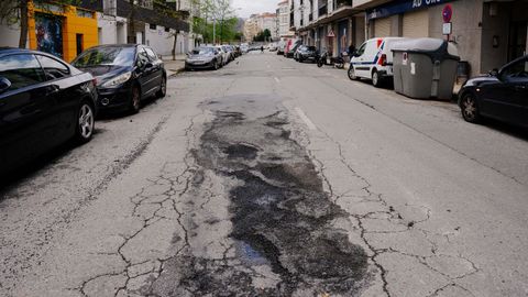 Los baches se acumulan en las calles Ro Camba y Ro Cenza, en O Vinten.