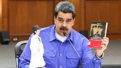 Maduro muestra el libro El  movimiento antiimperialista de Jess en una conferencia de prensa junto a la figura de un mdico