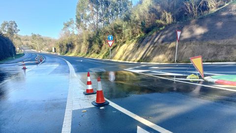 Bolsa de agua que desde el vial de Serrapio desemboca en la N-541 antes del puente de Pedre, en Cerdedo-Cotobade denunciada por el PSOE