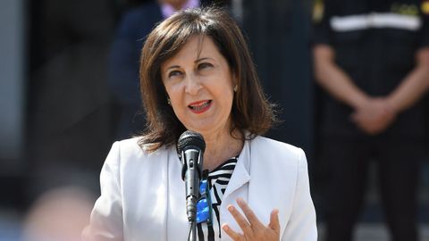 La titular de Defensa, Margarita Robles, durante una visita a una base militar en León el pasado lunes.