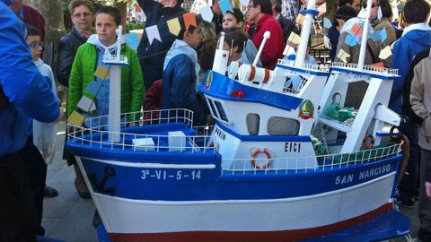 Maio con forma de barco en Marín.