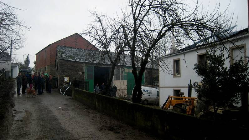 Los vecinos de Vigo de Galegos se acercaron al lugar del incendio para apoyar a la familia