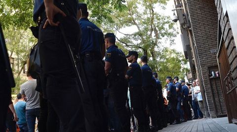 La Polica forma un cordn de seguridad en Ferraz para proteger a los miembros del PSOE del acoso de los manifestantes