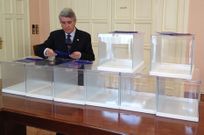 El subdelegado Antonio Coello supervisa el material electoral