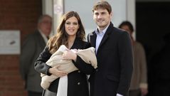 Iker Casillas y Sara Carbonero posan con Martn a la salida de la clnica