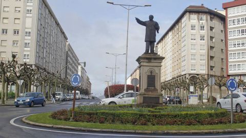 Estatua de Gonzlez-Llanos situada en la rotonda principal de la avenida de Esteiro.