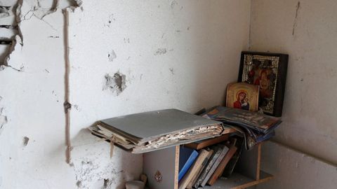 libros e íconos dentro de un apartamento dañado durante el conflicto Ucrania-Rusia en la ciudad de Popasna en Luhansk.