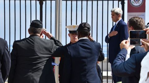 John Kerry escuchando el himno americano