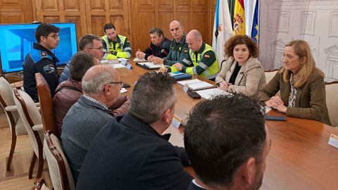 La subdelegada del Gobierno, María Rivas, presidió la junta de seguridad del Rali de Noia.