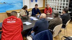 Los concejales del PP de Pontevedra Guille Juncal y Rafa Domnguez se reunieron con los clubes afectados por el cierre de la piscina Ras do Sur