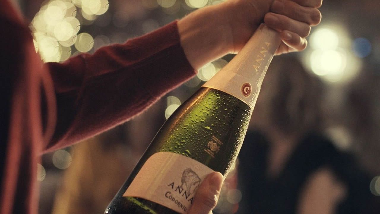 Cajas de botellas de cava sin etiqueta listas para su distribución en una bodega catalana durante la campaña navideña
