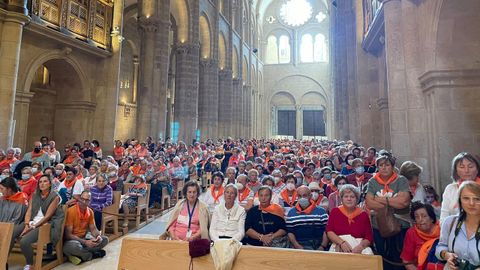 Los participantes en la peregrinacin diocesana de Ourense en la catedral compostelana escuchando la Misa del Peregrino