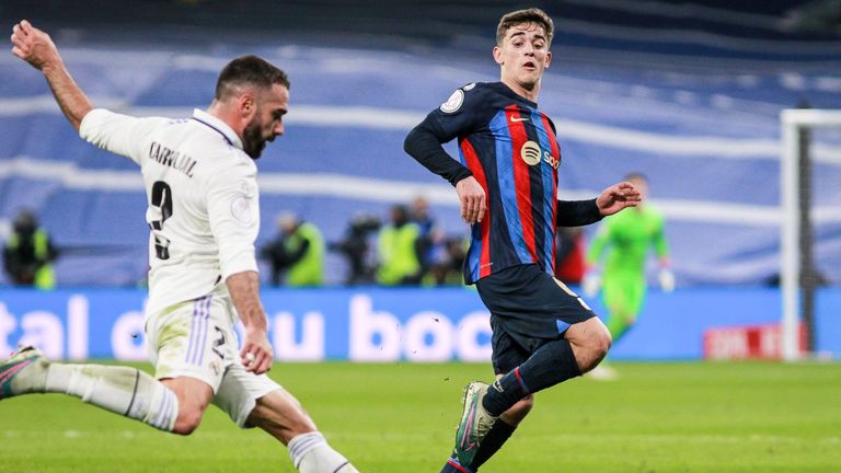 Gavi con el Barcelona en un partido contra el Real Madrid
