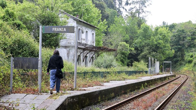 Dentro de las estaciones fantasma del tren a Ferrol: tojos, pintadas y vándalos