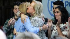 Mercedes Fernndez abraza a Mara Dolores de Cospedal en un acto en Gijn