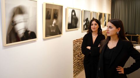 A fotógrafa Alba Díaz e a modelo María Cendán, na galería Vieiros