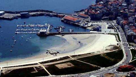 la playa de Baltar recupera este año la bandera azul, que también ondeará en el puerto deportivo de Portonovo