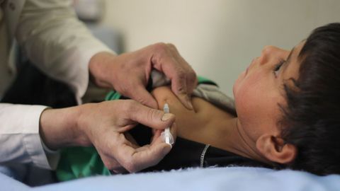 Vacunacin contra el sarampin a un nio sirio