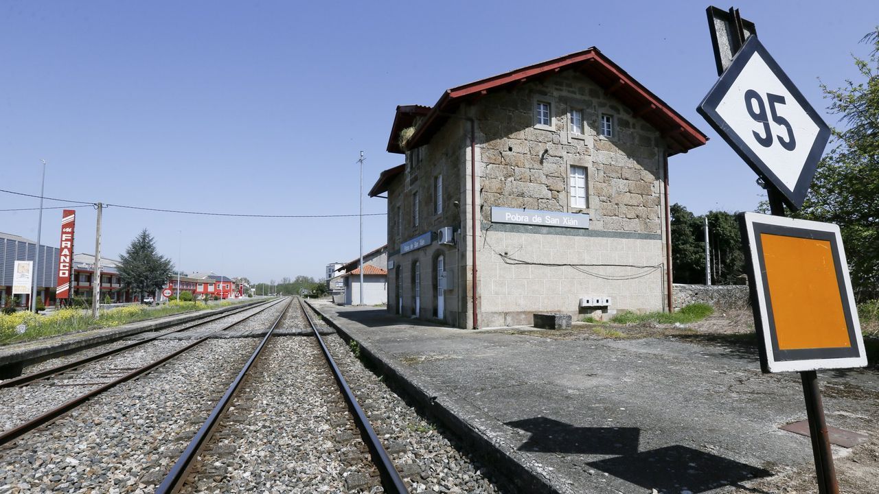 V�deo de una c�mara de seguridad en la que se ve una persona entrando a robar en una empresa de neum�ticos de Meira.Estaci�n de A Pobra de San Xiao, una de las que se cerraron en septiembre de 1999