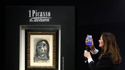Momento de la rifa de &laquo;un Picasso por cien euros&raquo;