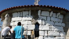 Tratamiento especializado contra las sales que erosionan la piedra en la ermita de A Lanzada, en Sanxenxo