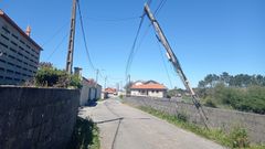El poste, situado en la zona de A Covia, comenz a inclinarse a finales de febrero